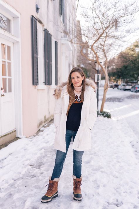 10 Cute Snow Day Outfits for Winter Weather — bows & sequins Black Coat Outfit Winter, Snow Boots Outfit, White Parka, Black Coat Outfit, Parka Outfit, Snow Day Outfit, Winter Outfits Snow, Chop Recipes, Winter Outfits Warm