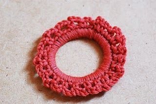 Crochet hair elastic Funky Hair Accessories, Scrunchie Tutorial, Crochet Pony, Foundation Half Double Crochet, How To Make Scrunchies, Crochet Earrings Pattern, Crochet Hair Accessories, Crochet Fabric, Crochet Round