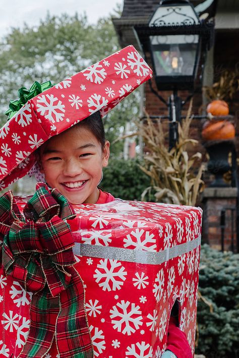 Dress Up Like A Christmas Gift, Gift Box Costume, Present Costume Christmas, Gift Costume Diy, Christmas Custome Ideas, Present Costume Diy, Diy Christmas Costumes For Kids, Christmas Dress Up Ideas, Christmas Present Costume