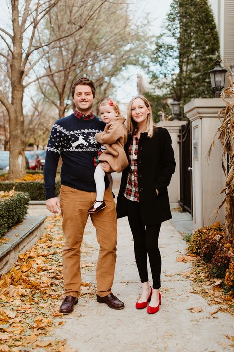 Pink And Red Family Photo Outfits, Christmas Outfits For Family Pictures Indoor, Classic Christmas Family Photos, Preppy Family Photo Outfits, Family Holiday Card Outfit Ideas, Christmas Matching Outfits Family Photos, Preppy Family Photos, Christmas Card Outfit Ideas Family, Holiday Photoshoot Family Outfits