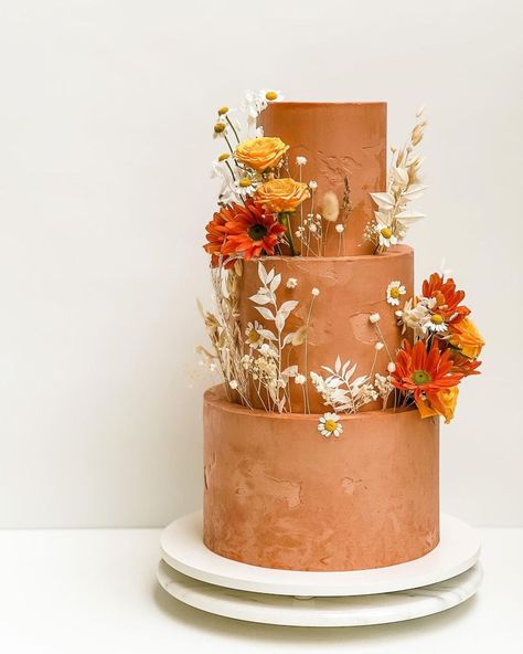 Southwestern Wedding Cake, Lila Cake, Orange Wedding Cake, Southwestern Wedding, Colorful Wedding Cakes, Boho Cake, Decoration Evenementielle, Wedding Table Designs, Floral Wedding Cake