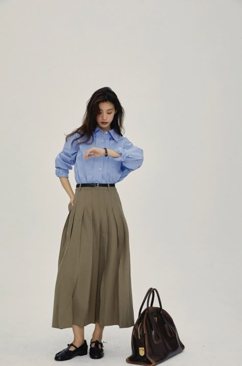 Fall Skirt Outfits, Japanese Minimalist Fashion, Brown Pleated Skirt, Fall Skirt, Skirt Outfits Fall, Classy Work Outfits, Mode Ootd, Hijabi Fashion, Mode Hijab