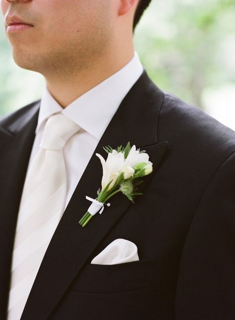 White Calla Lily Boutonniere, Calla Lily Buttonhole, Lilly Boutonniere, Calla Boutonniere, Timeless Editorial, White Jeans For Men, White Tuxedo Wedding, Boutineer Wedding, Lily Boutonniere