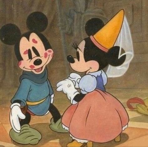 Cartoons Love Couple, Cartoon Characters In Love Aesthetic, Vintage Cartoon Couple Aesthetic, Valentines Profile Pics, Iconic Couples Cartoons, In Love Cartoon Aesthetic, Valentines Cartoon Aesthetic, In Love Aesthetic Cartoon, Valentines Day Cartoon Aesthetic