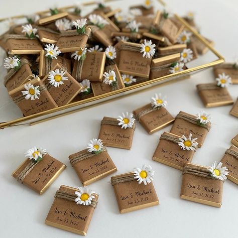 Daisy Wedding Favors, Daisy Favors, Wedding Favors For Guests Diy, Useful Wedding Favors For Guests, Wedding Gift Guest, Wedding Favors Chocolate, Daisies Wedding, Customized Chocolate, Unusual Wedding Favours