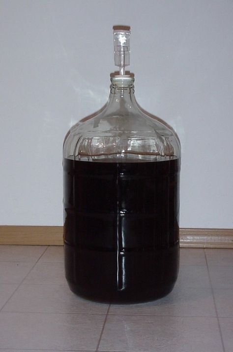 Making Mead, Home Made Beer, Wine Making Recipes, Homemade Wine Recipes, How To Make Mead, Viking Food, Mead Recipe, Elderberry Recipes, Honey Wine