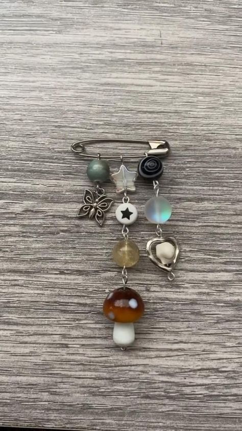 Backpack Safety Pins, Homemade Pins To Wear, Black Backpack Decoration Ideas, Safety Pin Backpack Charm, Cute Handmade Jewelry Ideas, Aesthetic Etsy Finds, Diy Pins Ideas, How To Make Charms, Safety Pin Bag Charm