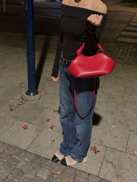 Red Bag Street Style, Red Details Outfit, Outfits With Red Purse, Outfits With Red Bag, Ganni Bag Outfit, Ganni Bou Bag Outfit, Red Bag Outfit Aesthetic, Red Bag Outfit Casual, Red Leather Bag Outfit