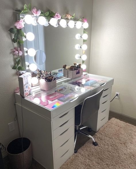 Classic Vanity, 90s Bedroom, Hollywood Premiere, Glam Design, Dressing Room Decor, Instagram Roses, Luxury Room Bedroom, Impressions Vanity, Bright Lighting