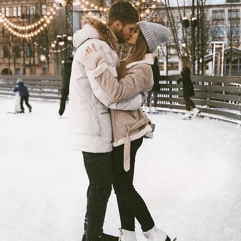 Winters are coming❤😍 Couple Goal Outfits, Ice Skating Pictures, Skating Pictures, Outdoor Ice Skating, Day Date Ideas, Ice Skating Outfit, Winter Photoshoot, Christmas Family Photos, Winter Photos