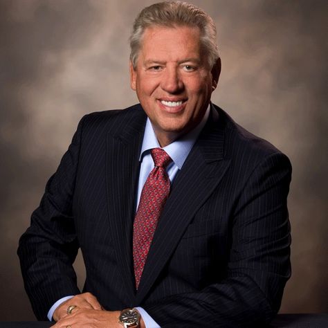 John Calvin Maxwell is an American author, speaker, and pastor who has written many books, primarily focusing on leadership. Titles include The 21 Irrefutable Laws of Leadership and The 21 Indispensable Qualities of a Leader. His books have sold millions of copies, with some on the New York Times Best Seller List. Qualities Of A Leader, Karen Kingsbury, Good Leadership Skills, John C Maxwell, John Calvin, Leadership Books, Best Authors, Gospel Message, John Maxwell