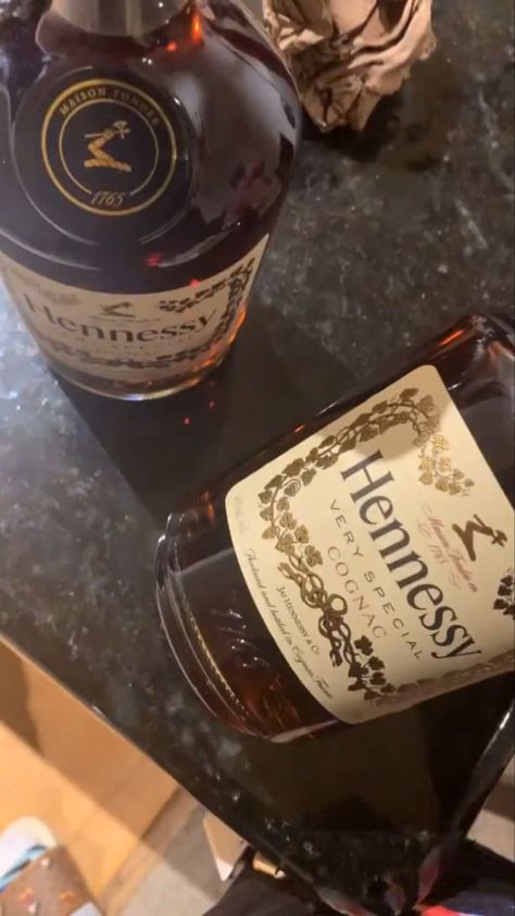 Henny Bottle Aesthetic, Henny Bottle Snapchat, Liquor Asethic, Fake Alcohol Story, Liquor Aesthetic, Henny Bottle, Hennessy Very Special Cognac, Hennessy Bottle, Alcoholic Drinks Pictures