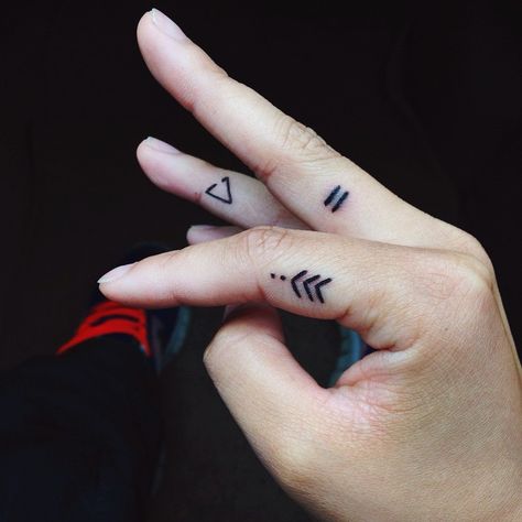 "Trust the process." - The little things... literally Dot Tattoo Meaning, Girl Finger Tattoos, Wörter Tattoos, Tiny Finger Tattoos, Tato Dengan Makna, Cute Finger Tattoos, Tato Jari, Tato Henna, Small Finger Tattoos