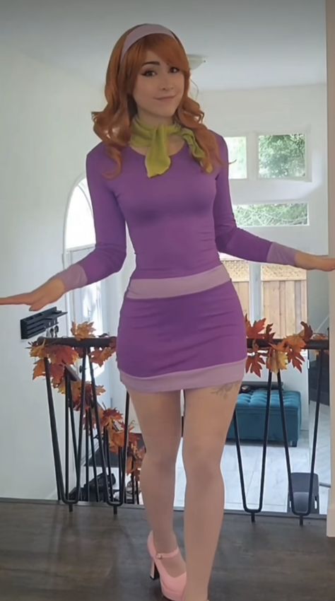 Scooby Doo Daphne Cosplay, Daphne Dress Scooby Doo, Daphne Hairstyle Scooby Doo, Daphne Scooby Doo Halloween Costume, Purple Halloween Costume Ideas, Daphne Costume Scooby Doo, Daphne Live Action Scooby Doo, Disfraz Dafne Scooby Doo, Daphne Blake Cosplay