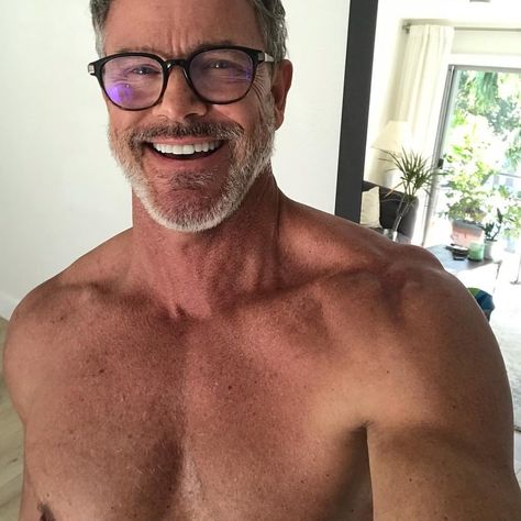 Older Muscular Man, Silverfox Men, Old Men Aesthetic, Tom Ernsting, Old White Man, Good Looking Older Men, Middle Aged Men, Old Man Pictures, 50 Year Old Men