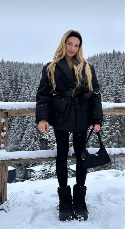 Mode Au Ski, Best Puffer Jacket, Ski Trip Outfit, Puffer Outfit, Apres Ski Outfits, Winter Outfits Snow, Estilo Kylie Jenner, Winter Fashion Outfits Casual, Snow Fashion