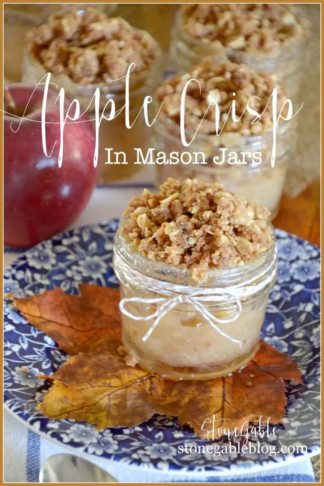 Dessert In Mason Jars, Mason Jar Desserts Recipes, Mason Jar Pies, Fun Fall Desserts, Apple Crisp Pie, Apple Crisp Cheesecake, Mason Jar Desserts, Pie Easy, Apple Crisp Recipe