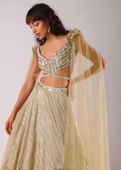 Designer Frocks, Boutique Cafe, Lengha Blouse Designs, Handwork Blouse, Sabyasachi Sarees, Kundali Bhagya, Dresses Indian Wedding, Lehenga Design, Fashion Garments