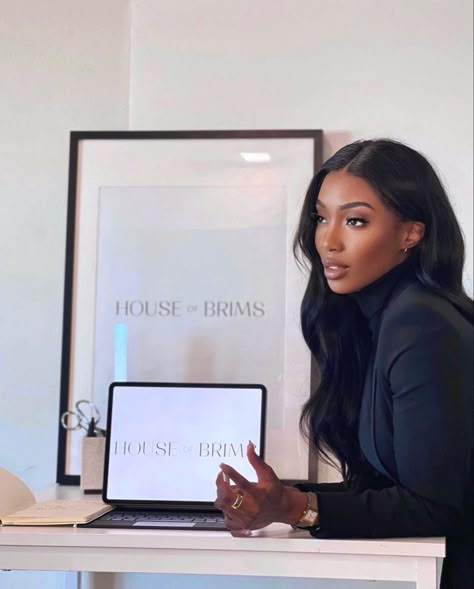 Working Women Aesthetic, Bossy Aesthetic, Brains Aesthetic, Classy Black Women Aesthetic, Black Girls Long Hair, Classy Black Women, Aesthetic Working, Black Women Aesthetic, Girls Long Hair