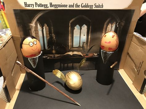 Harry Potter themd Decorated Easter Egg Harry, Hermione and the Golden Snitch Harry Potter Easter Bonnet, Harry Potter Egg Decorating, Egg Competition Ideas, Harry Potter Easter Basket, Harry Potter Easter Eggs, Easter Egg Competition Ideas, Easter Basket Printable, Snitch Harry Potter, Easter Eggs In Movies