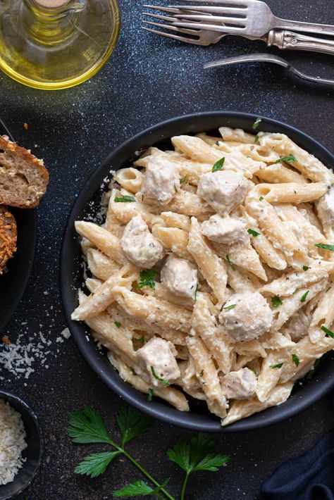 Alfredo Pasta Photography, Pasta Chicken Alfredo, Alfredo Chicken Pasta, Roast Chicken Pasta, Pasta Alfredo Recipe, Alfredo Pasta Recipes, Pasta Photography, Pasta Photo, Leftover Roast Chicken