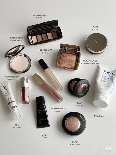 Minimal Makeup Products Aesthetic, Minimal Makeup Collection, Viral Makeup Products, Minimalist Makeup Routine, Minimalist Makeup Bag, Best Makeup Brands, Viral Makeup, Minimalist Makeup, Makeup Bag Essentials