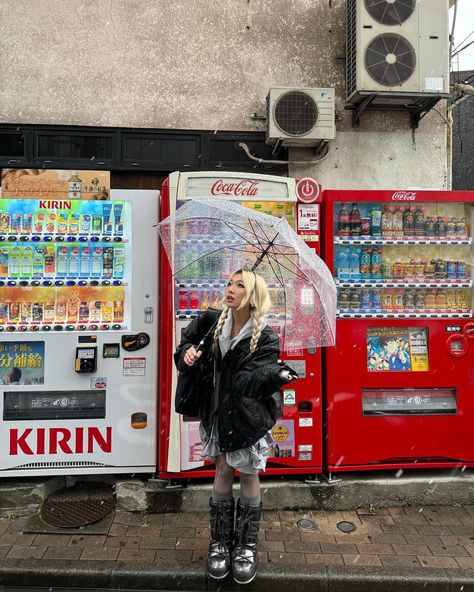 マリ Mari | The snowflakes were dancing that day and made me feel like everything would be okay ✧ | Instagram Cool Poses For Instagram, Outfits For Trip, Japan Photo Ideas, Tokyo Fits, Travel Photos Ideas, Japan Instagram Photos, Instagram Photo Ideas Aesthetic, Japan December, Japan Pics