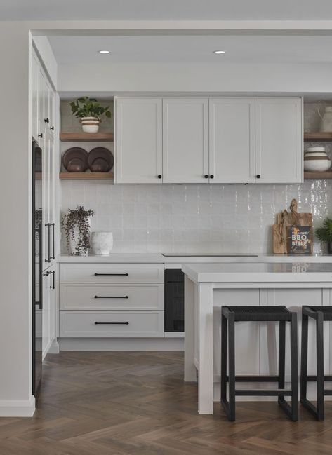 White Kitchen Black Handles Modern, Kitchen Cabinet No Handles, White Shaker Kitchen Black Handles, Cream Kitchen With Black Handles, White Kitchen Update, Small Country Homes Interior, Light Grey Countertops Kitchen, White Kitchen Black Handles, White Shaker Kitchen Ideas