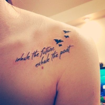 Cool Quote Tattoo for Women Bird Shoulder Tattoos, Clavicle Tattoo, Blade Tattoo, Quote Tattoos Girls, Good Tattoo Quotes, Tattoo Quotes For Women, Bone Tattoos, Inspiration Tattoos, Initial Tattoo