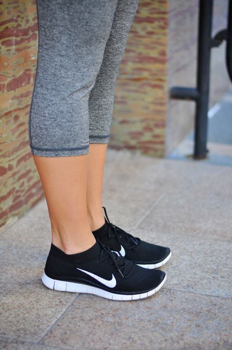 Nike Free Flyknit 3.0 // pinterest + @chelseamckala + Kasut Nike, Moda Academia, Nike Free Flyknit, Nike Free Runners, Nike Shoes Outfits, Studio Foto, Baskets Nike, Nike Free Run, Nike Shoes Cheap