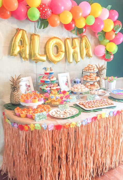 Hawaiian Birthday Party Snacks, Beach Slumber Party Ideas, Beachy Birthday Party Decorations, Summer 30th Birthday Party, Hawian Theme Birthday Party, Classy Beach Party, Luau Party Ideas For Kids, Tropisk Fest, Hawaii Birthday Party