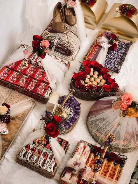 Indian Wedding Thaals, Wedding Platters Gift, Indian Wedding Sweets Box Gift Ideas, Marawa Packing Ideas For Groom, Wedding Thaals For Groom, Engagement Hamper Ideas Muslim, Eid Packing Ideas, Nikkah Taals, Nikkah Hamper