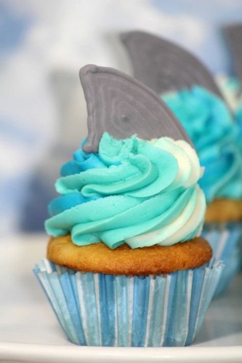 How to Make Shark Week inspired Easy DIY Shark Cupcakes! The perfect cupcake to celebrate Shark Week, Under the sea Ocean kids birthday party, Kids Birthday Party | Kids Birthday Party Ideas |Boy Birthday Party Ideas | Boy Birthday Party |Girl Birthday Party #kidsbirthdayparty #kidsbirthdaypartyideas #boybirthdaypartyideas #boybirthdayparty #girlbirthdayparty Shark Fin Cupcakes, Shark Cupcakes, Teenager Party, Shark Birthday Cakes, Summer Cupcakes, Ocean Birthday Party, Shark Themed Birthday Party, Funny Shark, Shark Cake