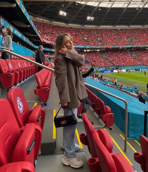 Stadion Outfit, Stadium Picture Ideas, Soccer Game Outfits, Football Girlfriend, Footballers Wives, Football Wags, Soccer Outfit, Football Game Outfit, Rich Girl Aesthetic