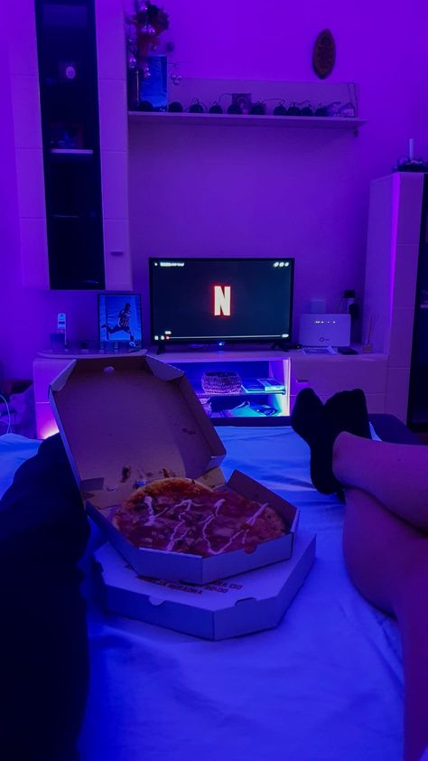 Gamer Couple Pictures, Couples Netflix Bed, Bf And Gf Watching Movie, Couple Goal Gaming, Netflix Couple Relationship Goals, Watching A Movie With Your Boyfriend, Couple Watching Netflix Together, Netflix And Chill With Boyfriend, Netflix And Chill Couple Pictures