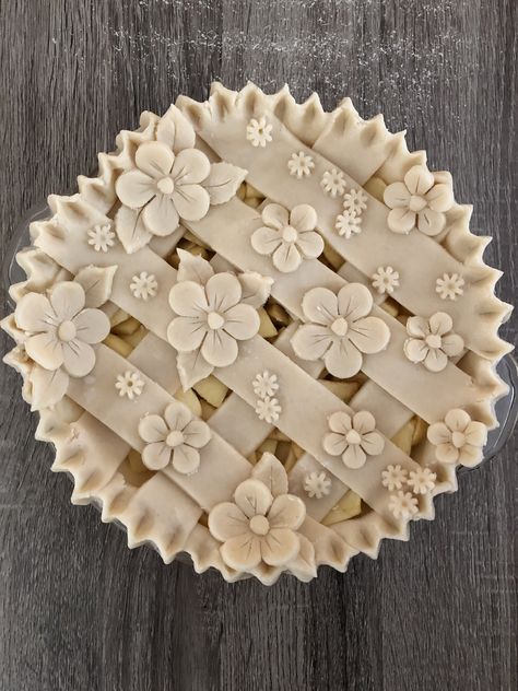 Cute Apple Pie Crust Designs, Cute Pie Tops, Apple Pie Tops Design, Thanksgiving Apple Pie Designs, Pie Crust Flowers How To Make, Decorated Apple Pie, Cute Pie Designs, Apple Pie Designs Crusts, Cute Pie Crust Designs