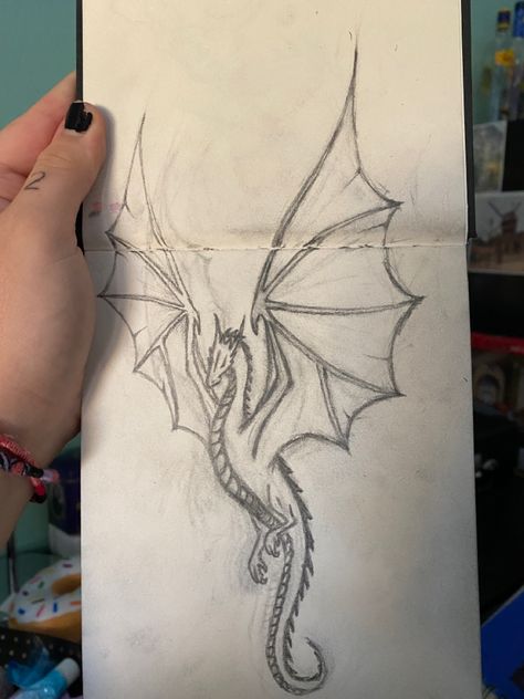 Dragons Aesthetic Drawing, Dragon Pencil Drawings Easy, Drawings Of A Dragon, Cool Drawings Of Dragons, Dragon Sketch Pencil Easy, Dragon Eye Drawing Sketch, Drawing Ideas Dragon Easy, Easy Scetchbook Draws, Fantasy Drawing Ideas Inspiration