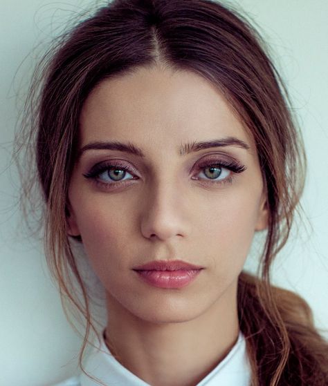 Angela Sarafyan was born June 30, 1983. She is a 5' 8" Armenian American actress and is sometimes credited as Angela Sarafian. She portrays Clementine Pennyfeather on the HBO series Westworld. Armenian Women, Angela Sarafyan, Armenia, Cam Girls, Girl Face, Beautiful Eyes, Pretty Face, Woman Face, Celebrities Female