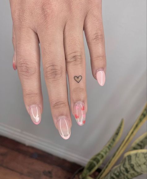 Couple Tattoos Finger, Hand Tattoos Simple, Tiny Couple Tattoos, Hand Heart Tattoo, Mini Tattoo Ideas, Tattoos Minimal, Simple Finger Tattoo, Heart Tattoo On Finger, Tiny Tattoo Ideas