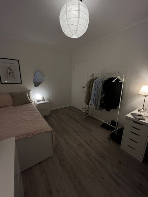 White Small Room, White Minimalist Room, Small Rugs In Bedroom, Rug Bedroom Ideas, Bedroom Floor Ideas, White Minimalist Bedroom, Simple Room Decor, Bedroom At Night, Minimalistic Room