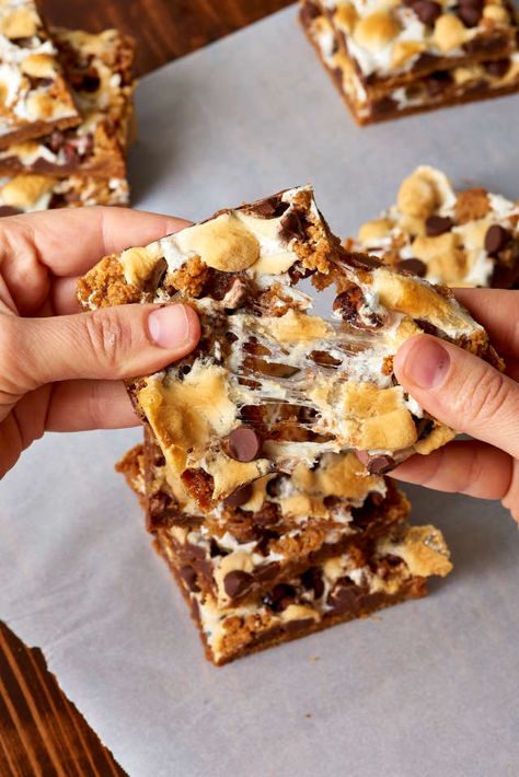 Recipe: S'mores Bars — Easy Dessert Recipes Picnic Dessert Recipes, Easy Potluck Desserts, Picnic Dessert, Trail Mix Cookies, Easy Dessert Bars, Picnic Desserts, Smores Bar, Easy Potluck, S Mores Bars