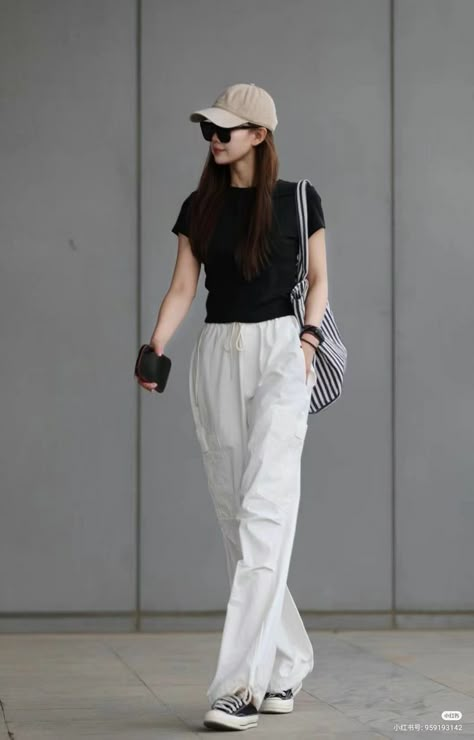 Airport Fits Women, Casual Summer Outfits Korean Style, Airport Fit Summer, Sporty Airport Outfit, Casual Korean Outfits Street Style, Airport Summer Outfit, Casual Airport Outfit Summer, Korean Sporty Outfits, Ootd Airport