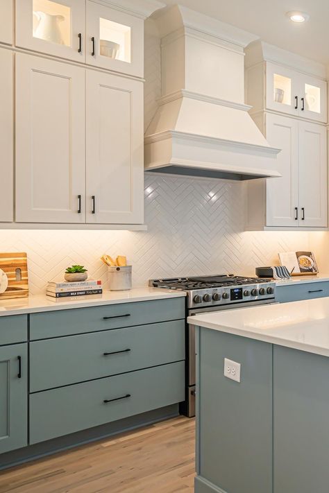 32+ Fantastic White Upper And Blue Lower Cabinets | CountertopsNews White Top Cabinets Blue Lower, Blue Bottom Kitchen Cabinets, Blue Lower Cabinets White Upper, White Upper Cabinets Wood Lower, Blue Lower Kitchen Cabinets, Adu Decor, Blue Lower Cabinets, Kitchen Cabinets Backsplash, Backsplash Blue