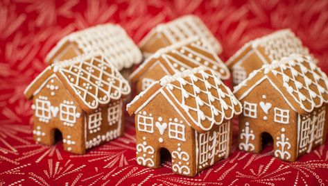 Ikea Gingerbread House, Christmas Cookies Kids, Gingerbread House Recipe, Mini Gingerbread House, Gingerbread House Parties, Gingerbread House Cookies, Seasonal Desserts, Gingerbread House Decorations, Cookie House