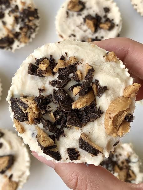 Peanut Butter Frozen Yogurt Cups - Figgin Delicious Frozen Peanut Butter Banana Split Cups, Frozen Yogurt Protein Bars, Peanut Butter Chip Frozen Yogurt Bars, Frozen Oat Cups, Frozen Yogurt Cups, Yogurt Bars, Greek Yogurt And Peanut Butter, Frozen Yogurt Bar, Frozen Yogurt Bites