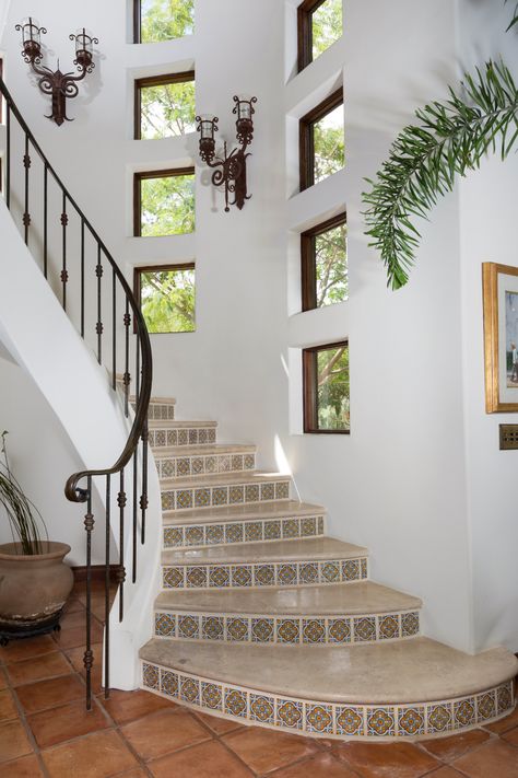 Spanish Staircase Ideas, Spanish Home Staircase, Spanish Luxury Interior, Spanish Stairs Interior, Medaterain House Interior, Spanish Modern Staircase, Mediterranean Spanish Decor, Spanish Style Staircase, Spanish Villa Home Decor