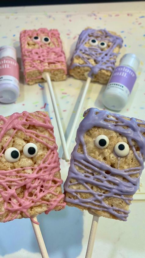 Okay these KID FRIENDLY easy to make Rice Krispy Mummies are the cutest! 🩷💜 Give them a try with any color you love! Check the ingredients and directions below ⬇️ Ingredients: 110-12 store bought Rice Krispie treats 1 bag of white melting chocolate (divided into two bowls) Candy eyes Colour Mill Oil colors- Lavender and Rose Sandwich bags or Pipping bags Scissors ✂️ Instructions: 1. Prepare rice krispies on a half sheet tray lined with parchment paper or a silicone mat. 2. Color whit Candy Eyes, Fall Cupcakes, Rice Krispy, Sandwich Bags, Rice Krispie Treats, Silicone Mat, Krispie Treats, Rice Krispies, Halloween Treats