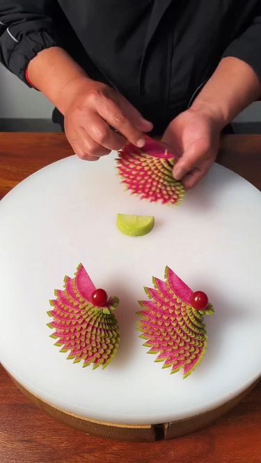 #PreservedFruitDelicacies Fruit Salad Decoration, Deco Fruit, Fruit Creations, Fruit Platter Designs, Decorações Com Comidas, Fruit And Vegetable Carving, Amazing Food Decoration, Amazing Food Art, Charcuterie Inspiration