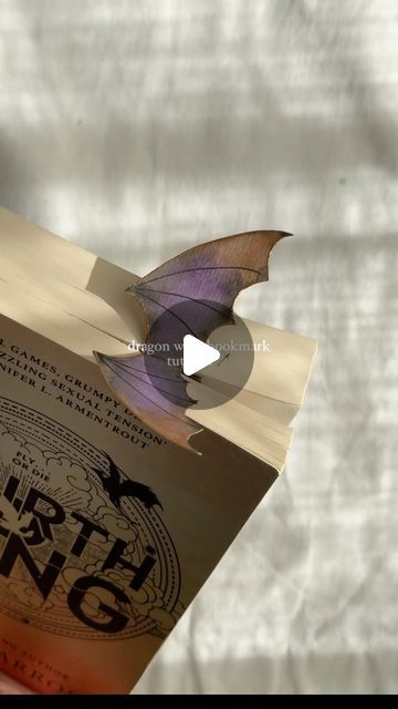 Dragon Wing Bookmark, Diy Dragon Bookmark, Dragon Book Mark, Dragon Diy Craft, Diy Bookmarks For Men, Bookmark Art Ideas, How To Make Book Marks, Fourth Wing Bookmark, Book Marks Diy