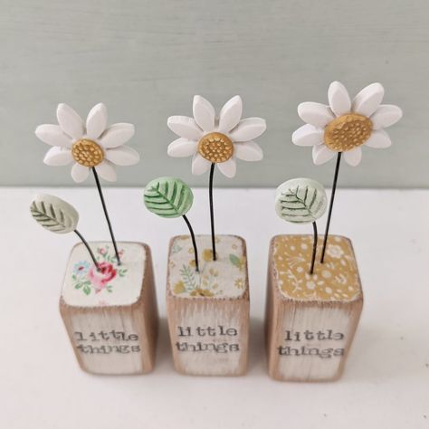 Wooden Block Crafts Diy, Spring Wood Craft Ideas, Wood Block Ideas, Daisy Crafts, Clay Daisy, Pressed Flower Crafts, Wood Block Crafts, Block Craft, Pottery Crafts